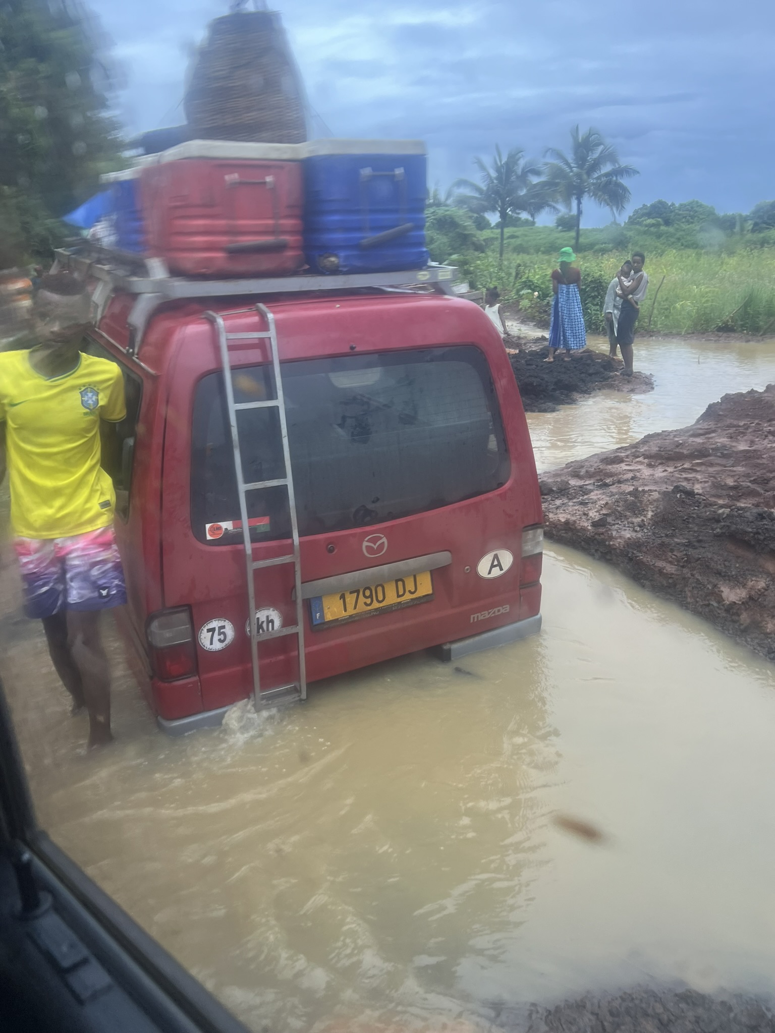 taxi brousse embourbé