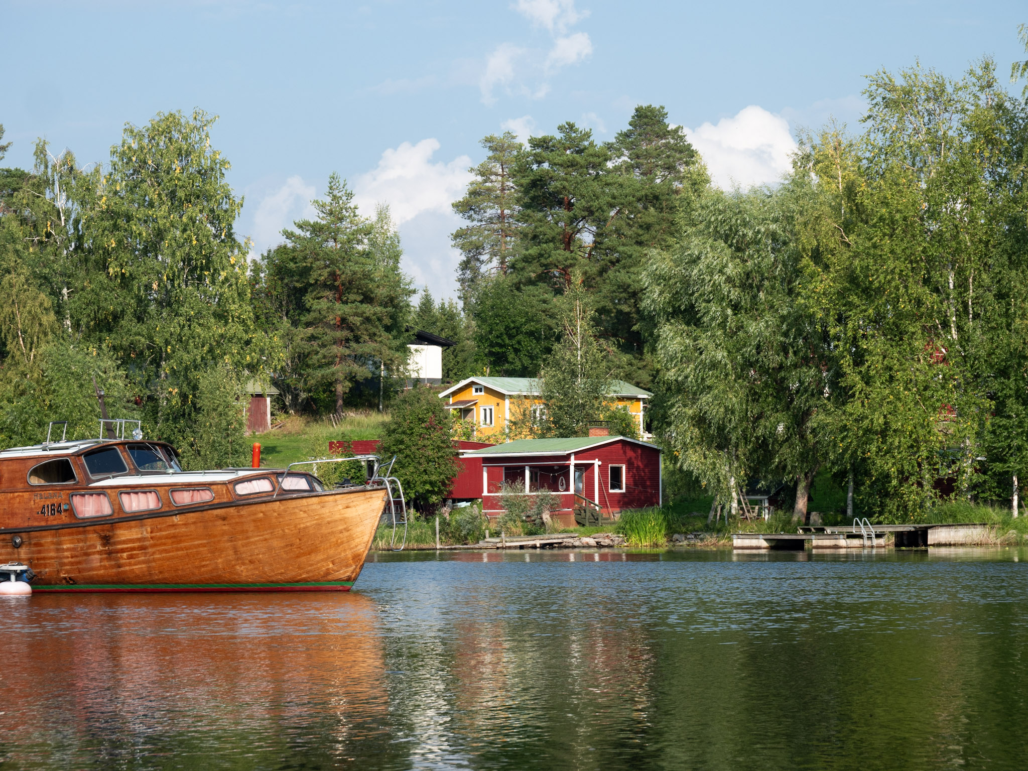 Maisons en bois au bord de l'eau en Finlande