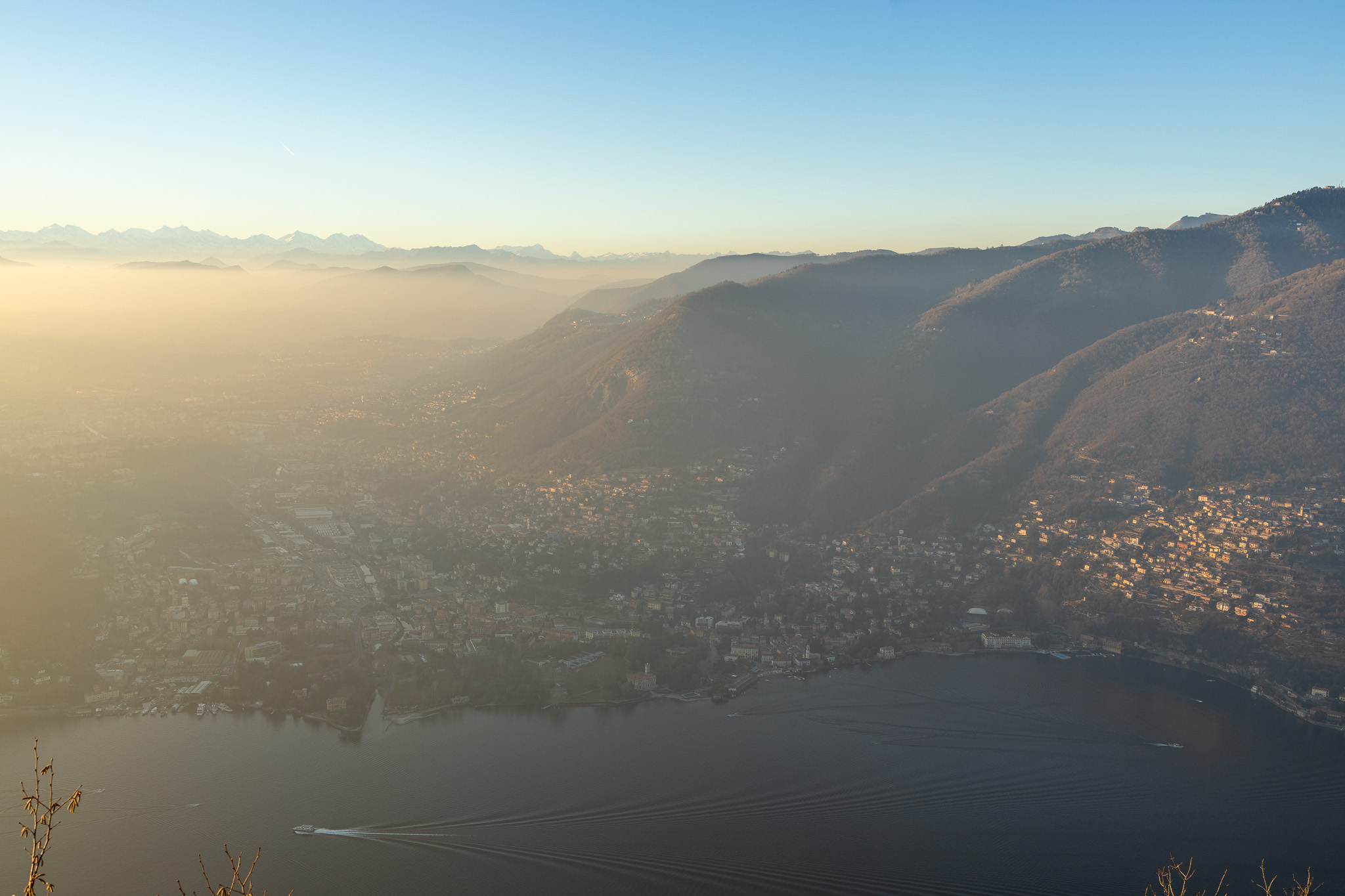 Vue sur le Lac de Côme depuis le Faro Voltiano
