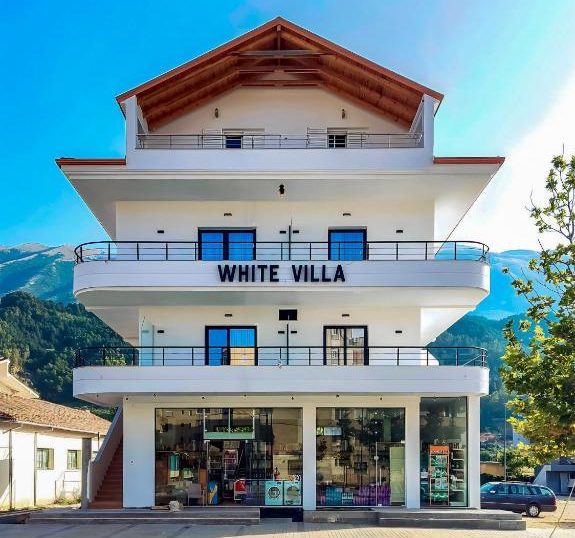 White Villa à Përmet