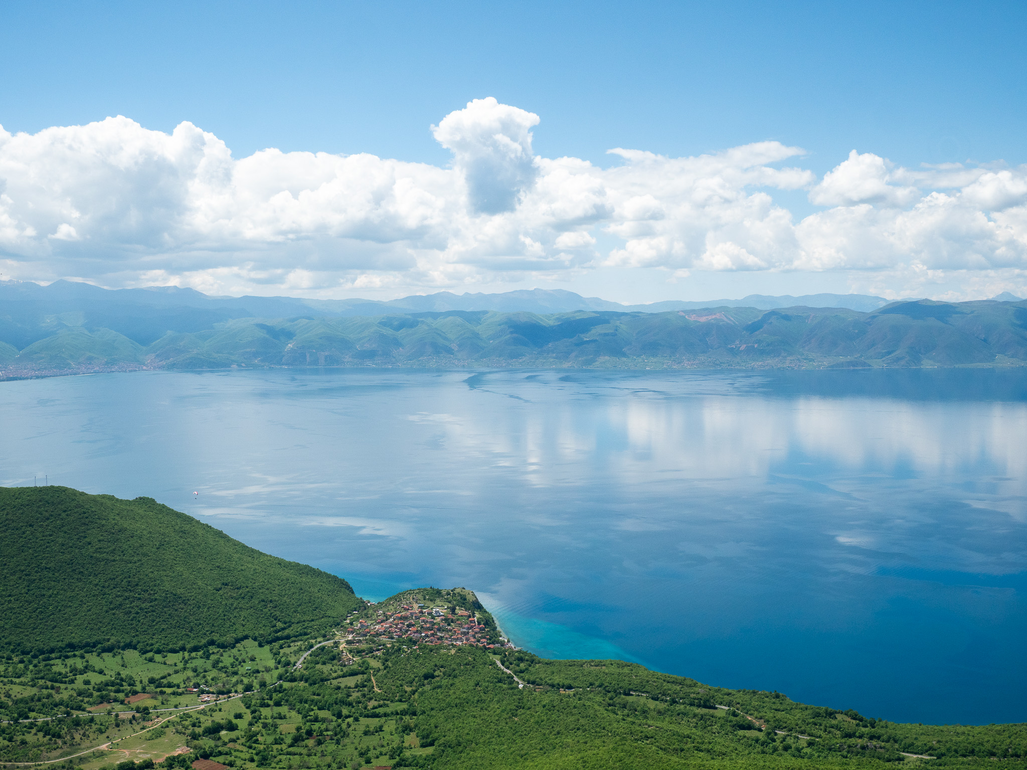 Vue sur le lac d'Ohrid depuis le pic Magaro