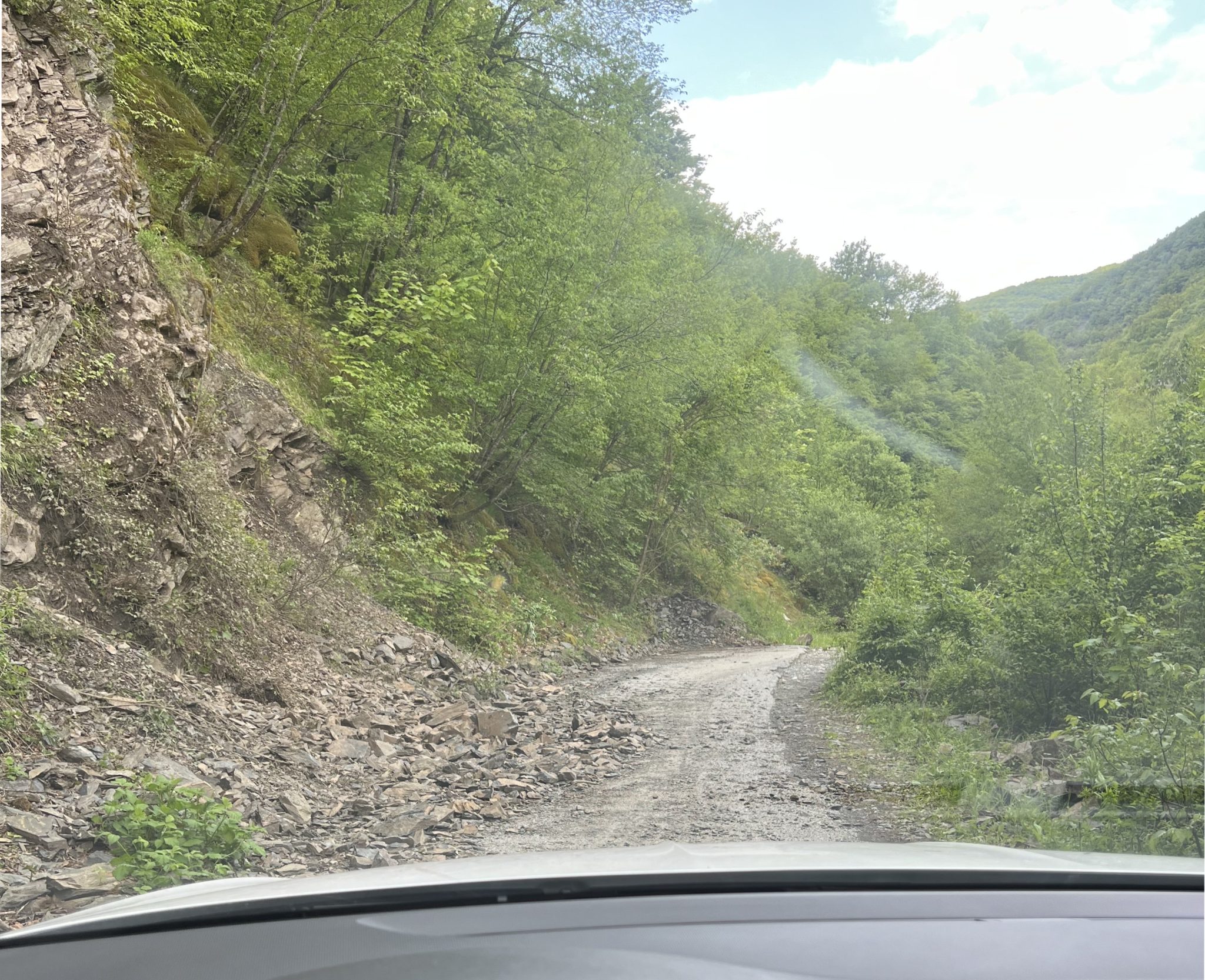 Glissement de terrain sur la route en Macédoine du Nord