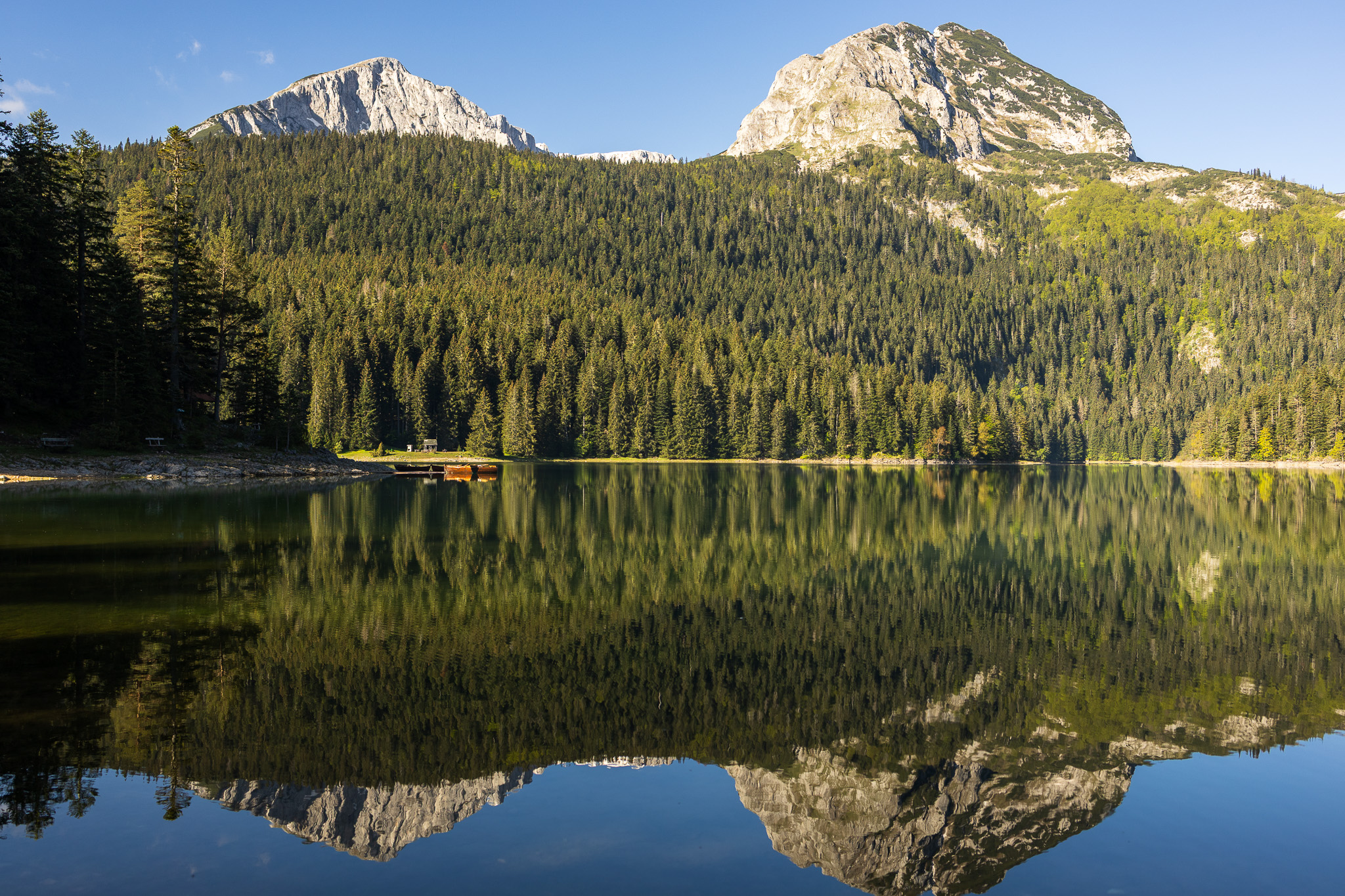Lac noir dans le Durmitor au Monténégro