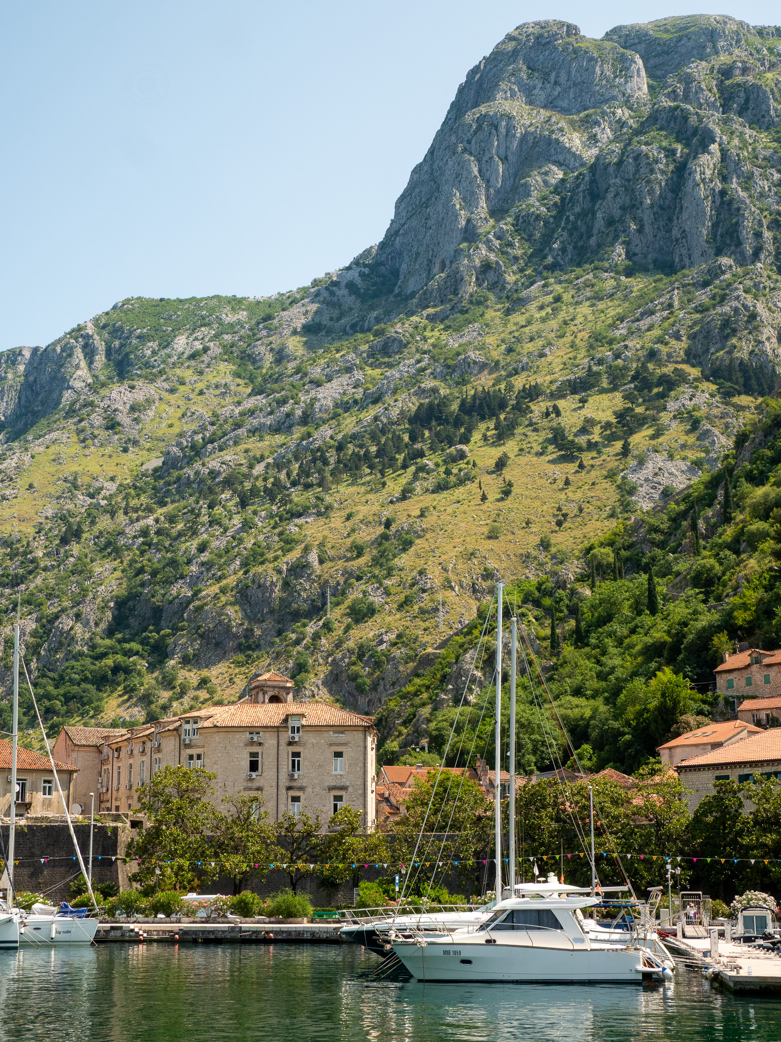 Façades de Kotor au pied de la montagne, dans la baie de Kotor