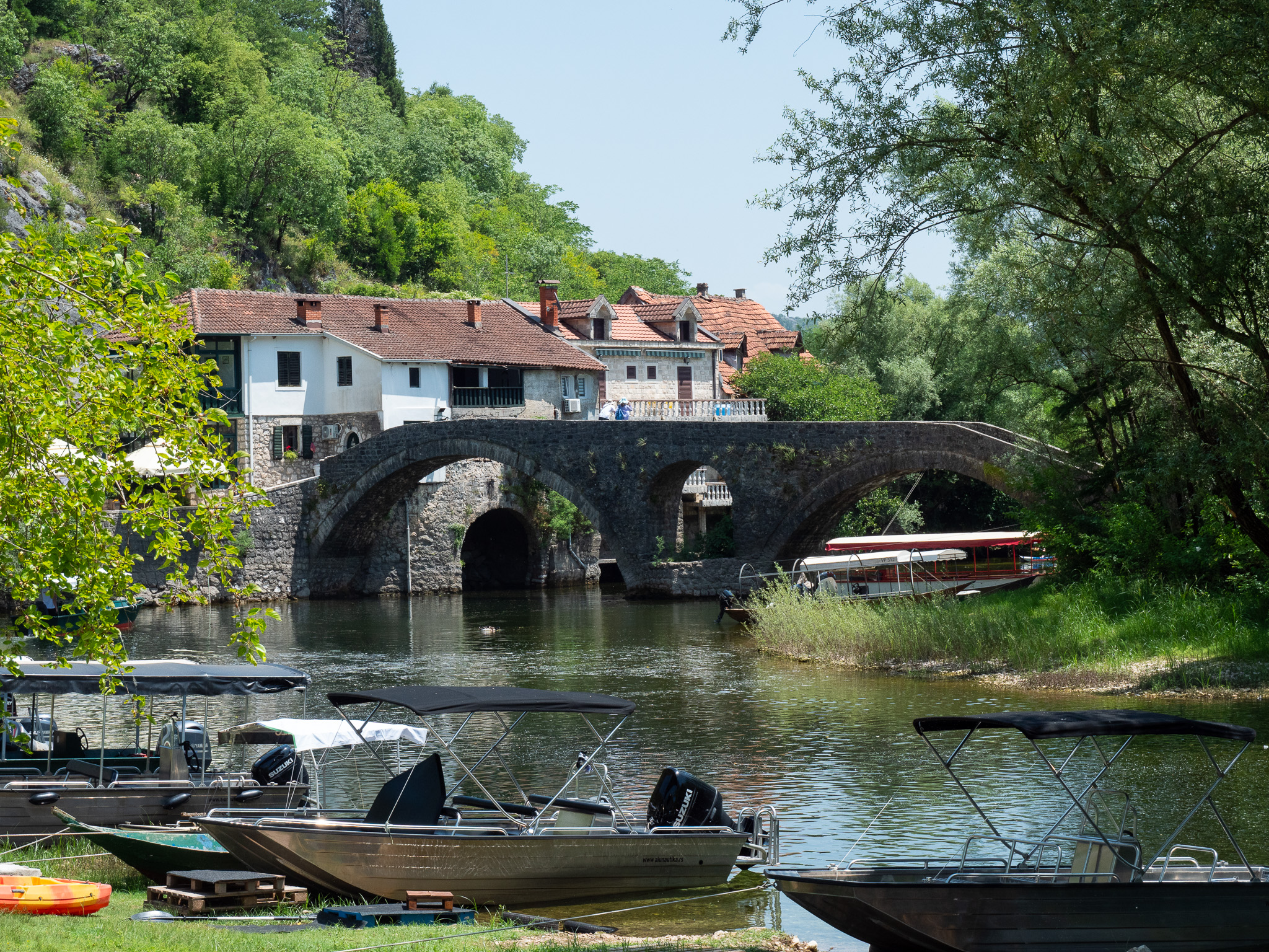 Pont de Danilo et barques sur la rivière à Rijeka Crnojevića