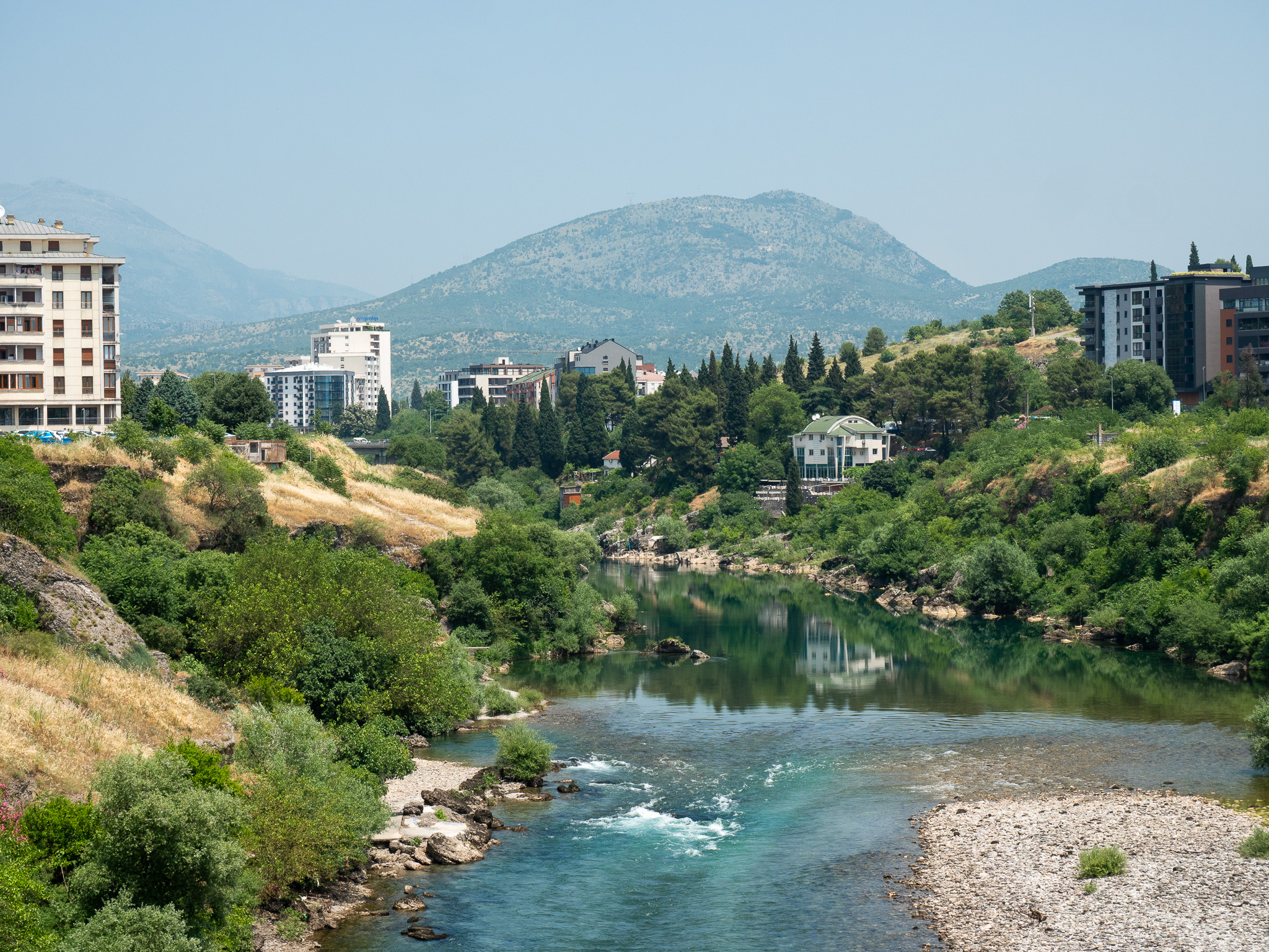 Rivière Morača à Podgorica, au pied des collines