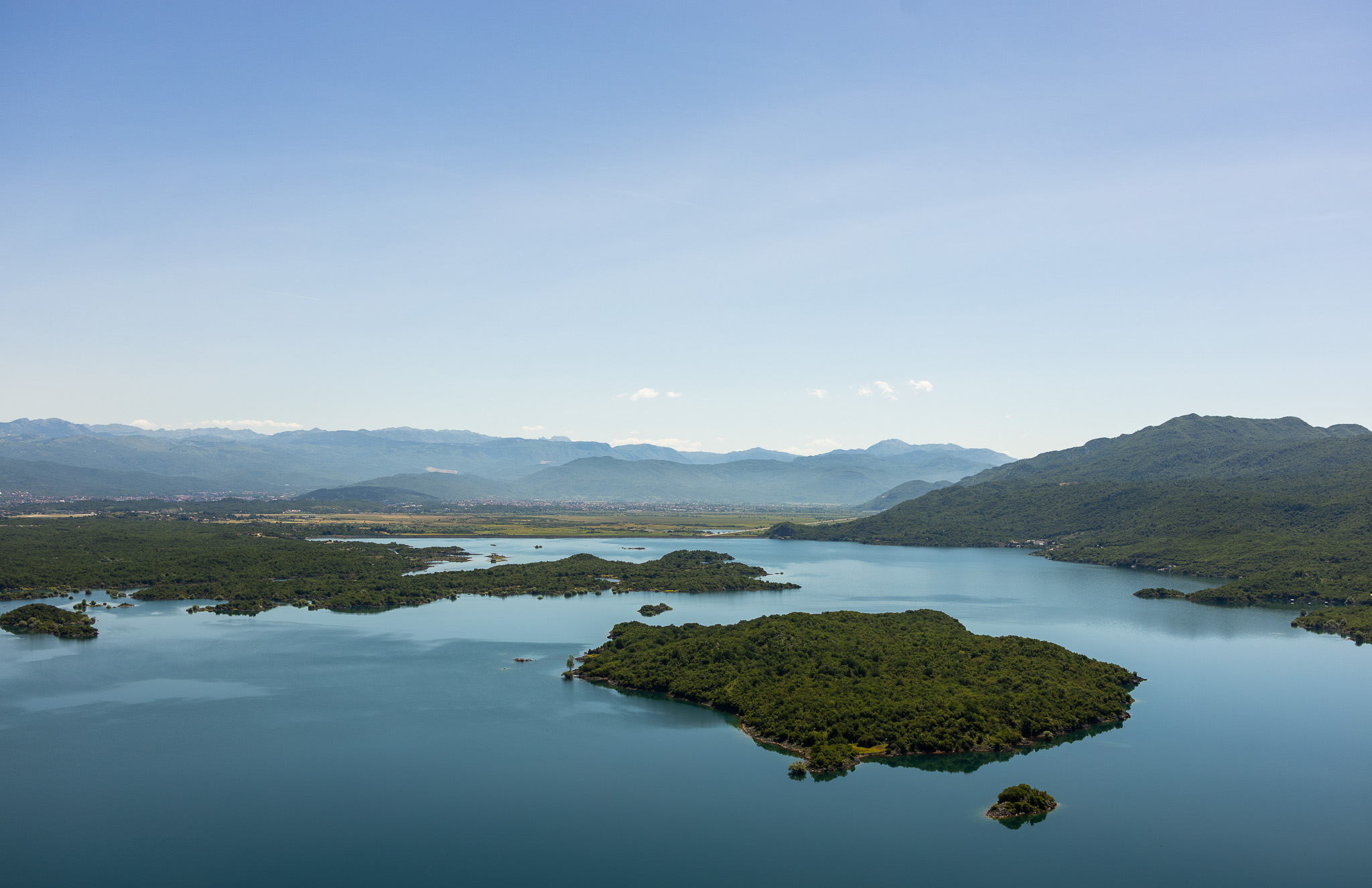 Îlots boisés sur le lac Slano, près de Nikšić