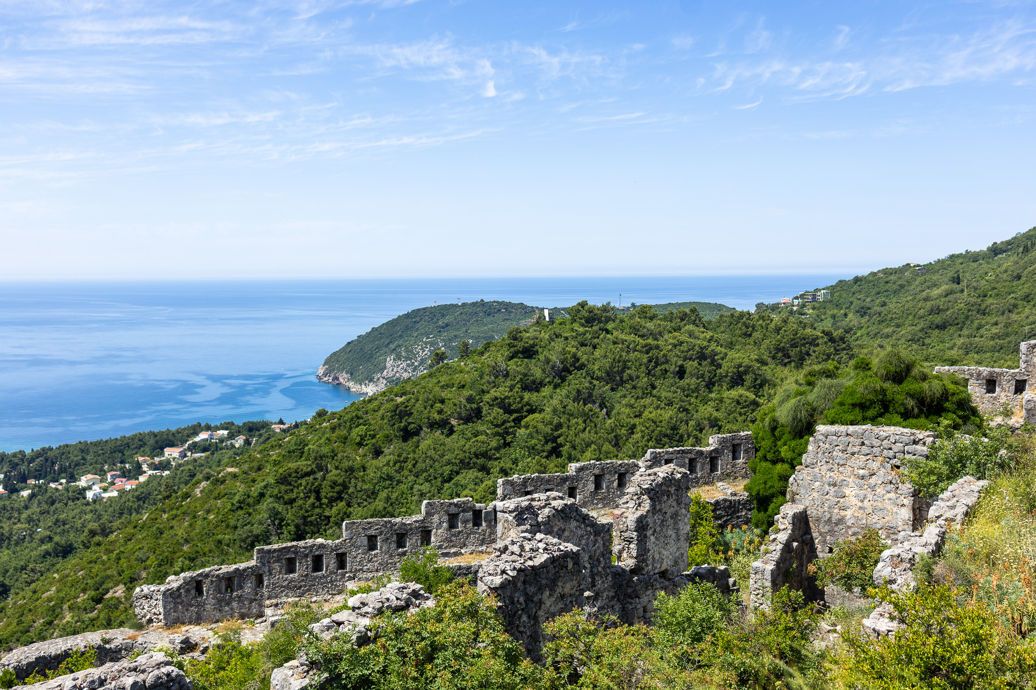 Remparts en ruine de la forteresse de Haj-Nehaj, au-dessus de la mer près de Sutomore