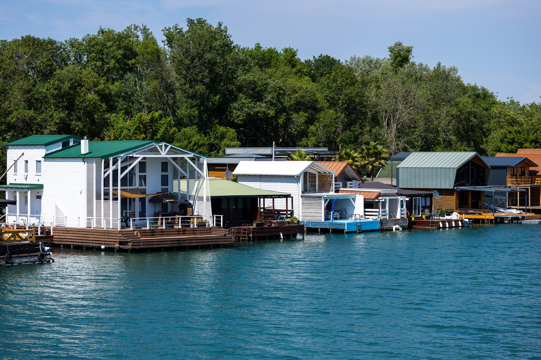 Maisons sur l'eau le long de la rivière Bojana, à Ada Bojana