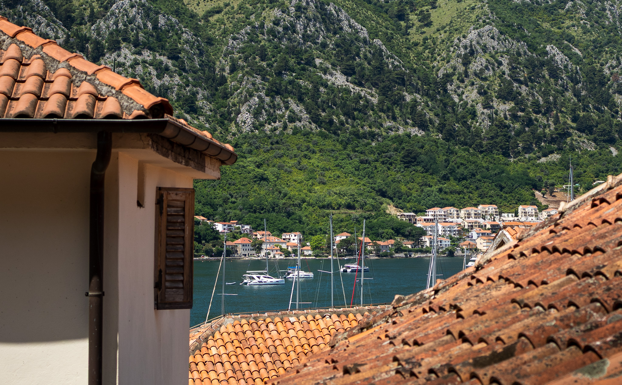 Toits de tuiles et voiliers dans la baie de Kotor, au Monténégro