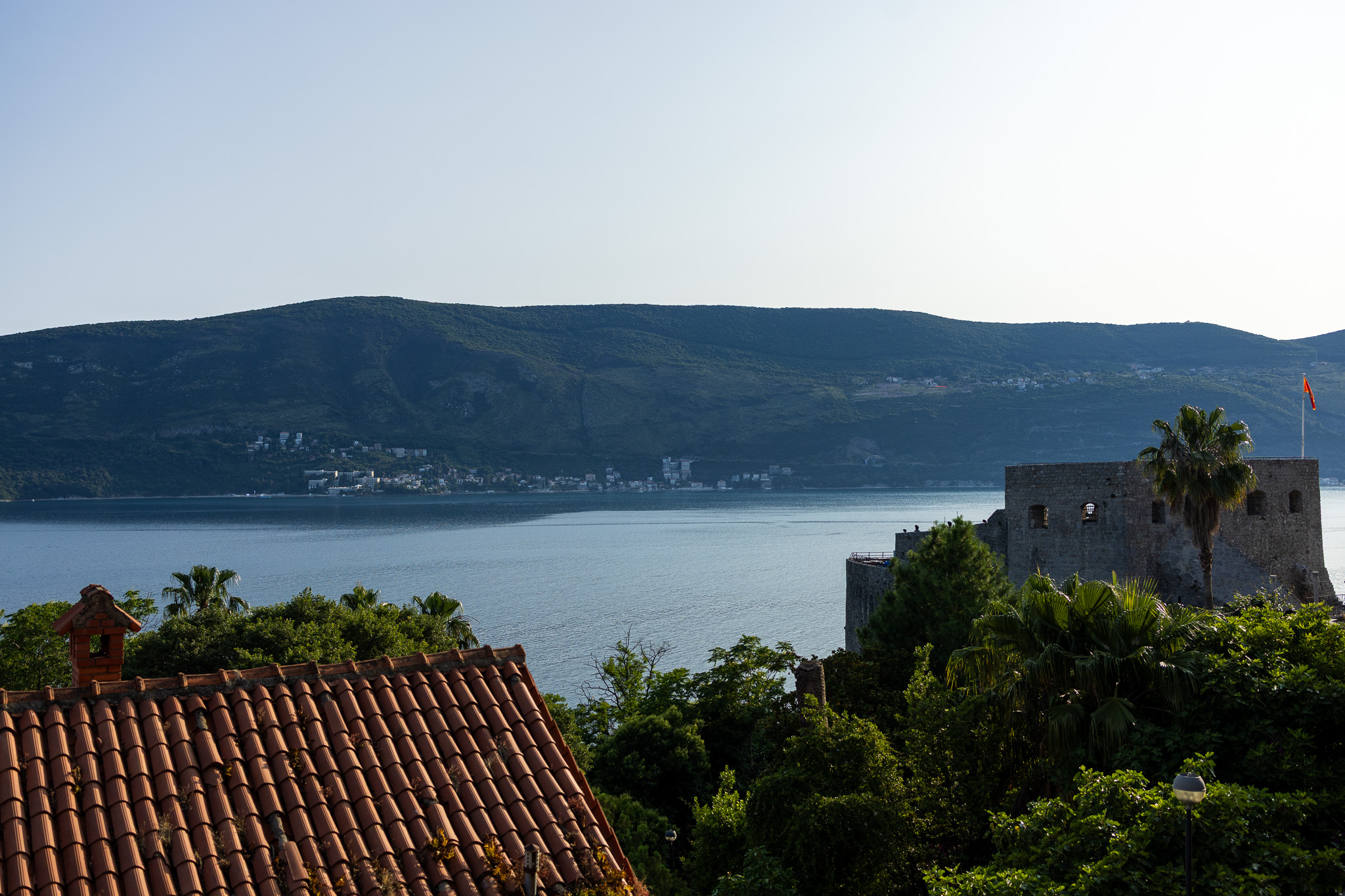 Vue sur la baie de Kotor depuis Herceg Novi en fin de journée